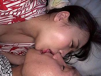 【修学旅行】ドキドキする状態！先生にばれないようによだれ交換キス！ＪＫとの密着プレイ・・・の画像