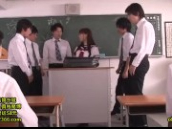 [白石沙里奈]巨乳の可愛い制服JKが教室でヤリチン男たちの複数チンポをしゃぶるの画像