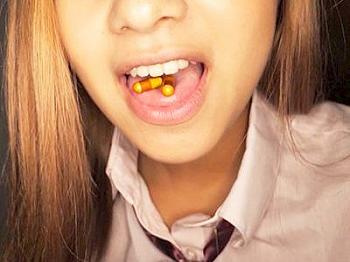 ≪ハレンチＧＡＬ≫「ねぇこれ飲んじゃうよ☆」媚薬だってわかってるのにごっくんしたせいでアヘ顔ダダ洩れに?の画像