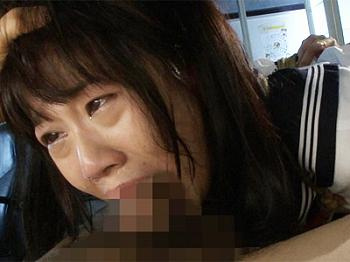 【美少女】大量のエズキ汁を吐きながら咽奥を犯され続けるイラマ奴隷の童顔JKの画像