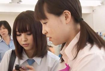 ????携帯に集中しすぎて生ハメされているのに気がつかない女子高生がいた【中出し×レイプ】マジで気がついてないの？の画像