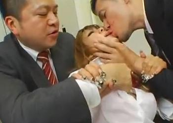 【NTRギャル】イマ風のアベックに嫉妬した学校の先生方がスケベなお仕置きしちゃう！カレシの目の前で蹂躙レイプ！の画像