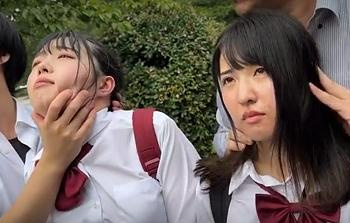 男たちに拉致されたJK2人が凌辱される！喉奥まで咥えさせられ言いなりのまま肉棒ぶち込まれ体内に発射される！の画像