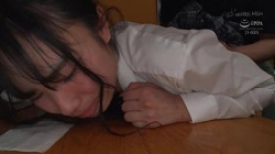 『やめて…でも感じる…』痴漢師に襲われてしまいイラマからの膣奥バッコバコで犯されてしまうバリカワな女子校生さん！欲情オーの画像