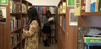 【書店サイレント】「イタズラされて……」店内で可愛らしい制服いいなり文学JK美少女が足腰ガクブル露出アヘ堕ち強制レイプの画像