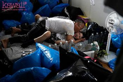 【巨乳JK×痴女化】巨乳美少女JKがゴミ屋敷中年の手マンやクンニで痴女化★ベロキスやおねだりフェラして騎乗位ピストン★の画像