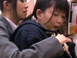 【スレンダーJKのレズ痴漢】 純粋な美少女が魅せる初々しい姿…レズビアン痴漢の甘い罠に堕ちる?の画像