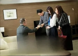 【借金レイプ】「…借金返済のために私は売られた…」嫁の連れ子のロリJK少女を資産家オヤジに抱かせる鬼畜義父！の画像