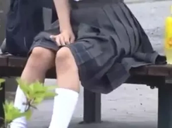 ロリJKが公園でモジモジおしっこ我慢！野ション中いきなり痴漢に襲われ野外レイプされる！手足を拘束され放尿失禁おしっこお漏の画像