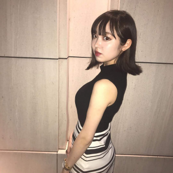 【素人画像】ピチッとした服でおっぱいのふくらみが分かるエチエチ女の子の画像