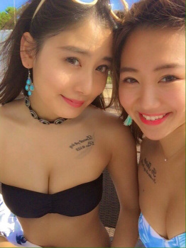【素人画像】どのおっぱいにしようか見比べる水着女子たちの画像