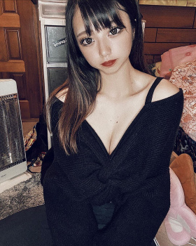 【画像】おっぱいの谷間は武器と分かってる女の子の私服がたまらんｗｗの画像