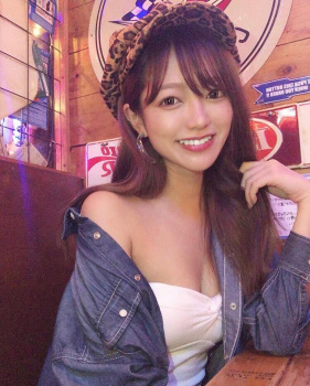 【画像】こんな谷間チラ見えさせる美女にお願いされたら何でも聞いちゃうよんｗｗの画像