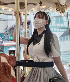 【画像】巨乳女さん、服を着ても隠し切れないおっぱいに加えてスラッシュまでも！！の画像