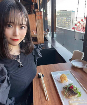 【画像】おっぱいが大きくて服がはち切れそうな美女たちの私服がたまらんの画像