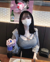 【画像】こんな格好で街を闊歩する巨乳女さんの谷間絶対見てまうよな！？の画像