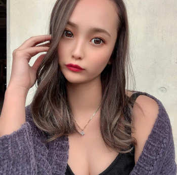 【画像】おっぱいの谷間を強調した私服で出歩く女さんを見るなというのが不可能の画像