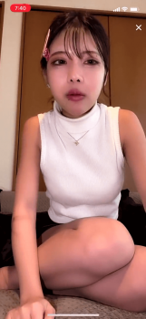 【動画】おまんこギリギリパンチラしちゃうあざとい巨乳女さんのライブ配信ｗｗの画像