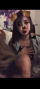 【動画】宅呑みしながらライブ配信で谷間チラ見せしてくれる女さん２人の画像