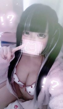 【裏垢女子06】黒髪ロリな地雷系女子の際どい格好がドスケベ過ぎてフル勃起の画像