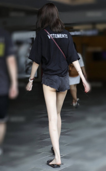 【画像】尻肉はみ出るほどのミニパンで街中闊歩する女の子最高過ぎるｗｗの画像