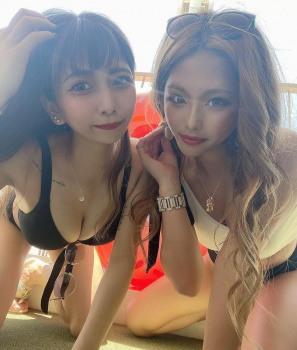 【画像】水着になった解放感で友達とツーショット撮っちゃう女さんの画像