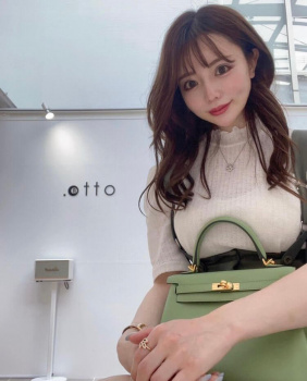【画像】ぴちっとした服の上から巨乳なのがわかっちゃう美女達がシコの画像