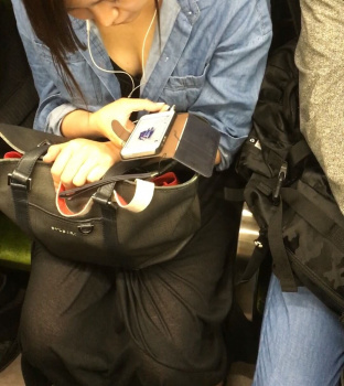 【画像】女さんの谷間、ふともも見放題な電車が最高すぎるの画像