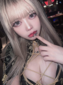 【画像】こんな美人でエロい谷間なキャバ嬢前にしたら格好つけて酒入れちゃうんよｗｗの画像
