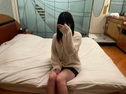 【P活女子画像】ベッドの上でハメられる前に写真を撮られるパパ活女子が良い雰囲気の画像