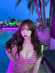 【画像】水着女さんがSNSに写真載せるのってこの谷間を見て欲しいからだよな?wwの画像