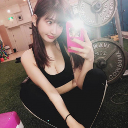 【画像】こんなエロい格好で筋トレする女さん見たら違う所がカチカチやでの画像