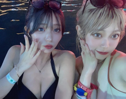 【画像】美巨乳おっぱいな友達同士で水着写真撮るの楽しそうwwの画像