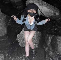 【画像】そんなに見えてないのにこんなにエロい女さんの谷間出し私服の画像