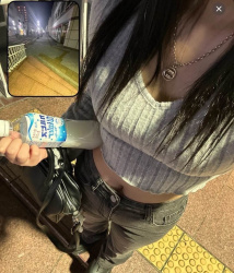 【画像】女のこういう谷間チラ見せ私服を見るなって酷だよなwwの画像