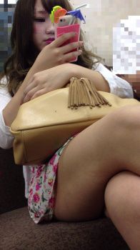 【画像】電車でこういう生足丸出しドスケベ女が居たら視姦するよなｗｗの画像