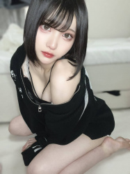 【画像】女の子のこういう谷間見えるゆるゆる部屋着えろすぎんよの画像