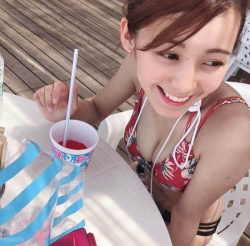 【画像】恥ずかし気もなく水着でカラダを見せてくれる女さんたちの画像