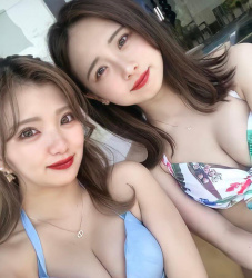 【画像】似た者同士は仲良いことがわかる美巨乳な水着美女のツーショの画像