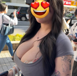 【画像】改造としか思えないドスケベボディの規格外の外国美女さんの画像