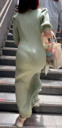 【画像】こういうピチっとした服でケツが強調された女さんが前に居たらwwwの画像