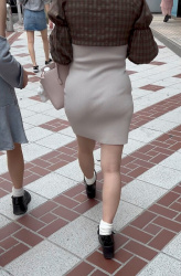 【画像】ぷりっ♡とした尻が際立つピタっとした女さんの私服の画像