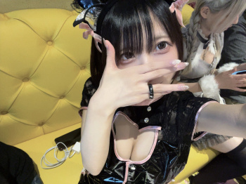 【画像】令和のコンカフェ嬢が谷間えろいしカワイイで安く飲めるしで最高やの画像