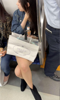 【画像】電車で美脚を見せつけ足組む女さんがたまらんの画像