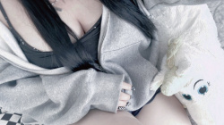 【画像】谷間がエッチな部屋着姿の女の子って良いぞ～の画像