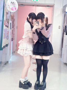 【画像】だいすきな相方と写真撮る地雷系女子ちゃんがカワユスの画像