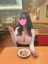 【画像】女になったらこういう谷間見せつけるエロい格好してみたいよなｗｗの画像