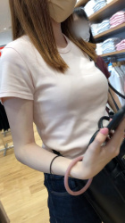 【画像】街でこういうおっぱいパンパンな女が居たら見ないほうが失礼だよな！？の画像