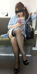 【画像】電車で足組んで生足見せつけてくれる女様に土下座の画像