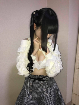 【画像】服たくし上げておっぱい谷間みせつけシコ女の画像